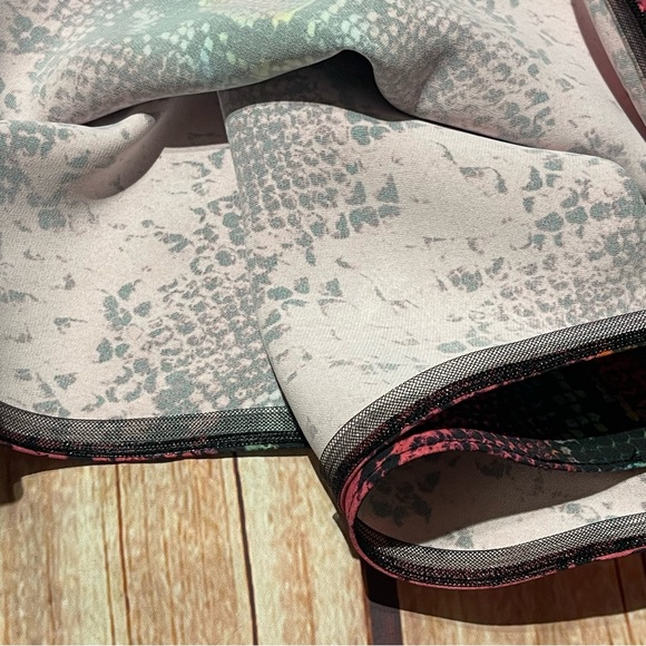 Versace Skirt Size ITALIAN 42(US 6/med)Snake print Neon Pockets Preowned - Picture 12 of 13